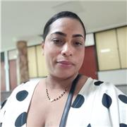 Docente normalista imparte clase a niños de preescolar y primaria